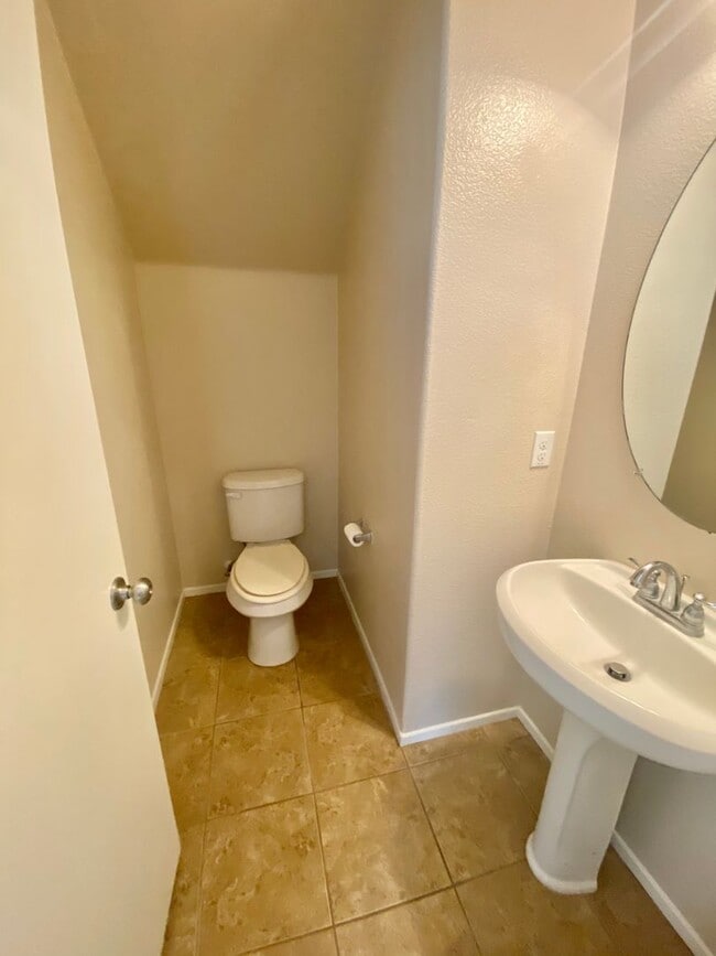 Building Photo - Oxnard- Spacious 3 bedroom in Westwind Com...