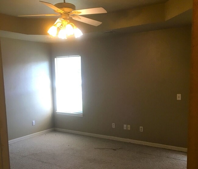 Building Photo - PRE-LEASING FOR AUG 10TH MOVE-IN! - 4 BED/2BATH HOUSE
