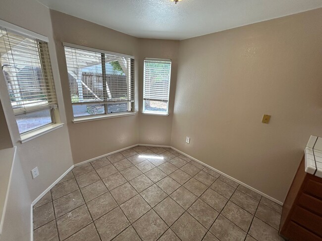 Building Photo - Spacious 4 Bedroom 2.5 Bath Home Antioch
