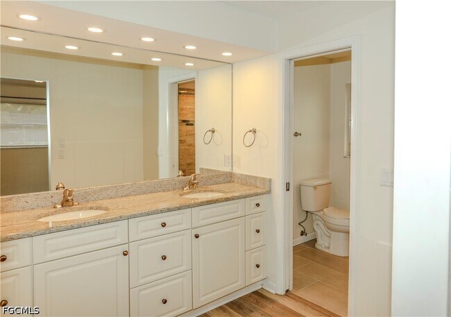 Building Photo - 5654 Eichen Cir