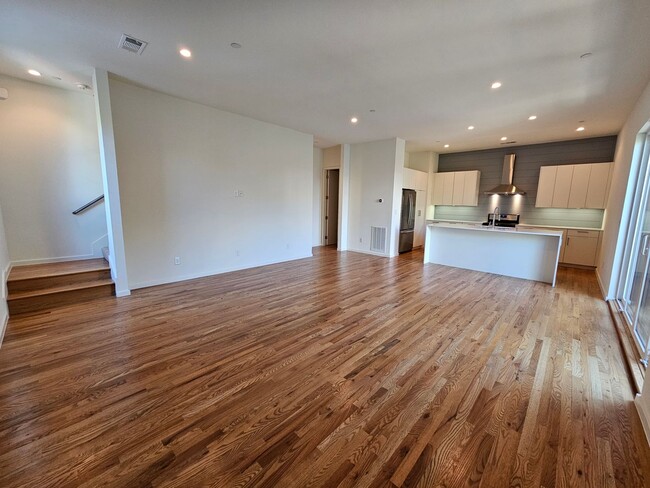 Building Photo - Minutes from Downtown, Uptown, Henderson, ...