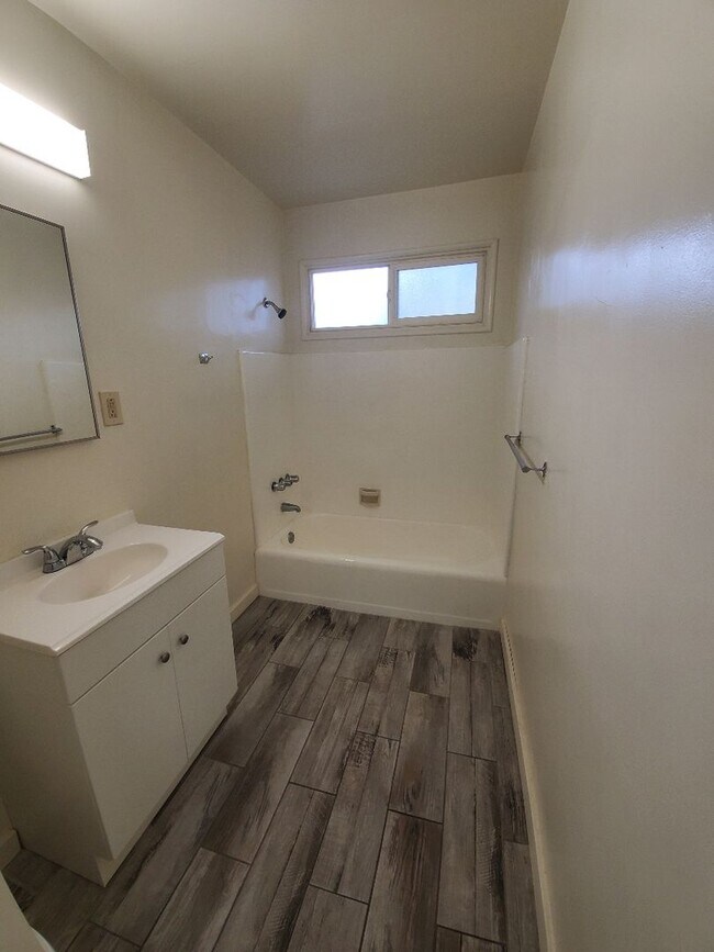 Building Photo - 1-Bedroom 1 bath unit in Van Nuys