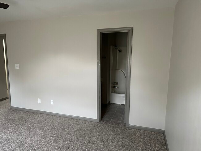 Building Photo - 905 W Jackson St