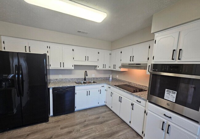 Building Photo - Adorable move-in ready home 3 bedroom 2 bath