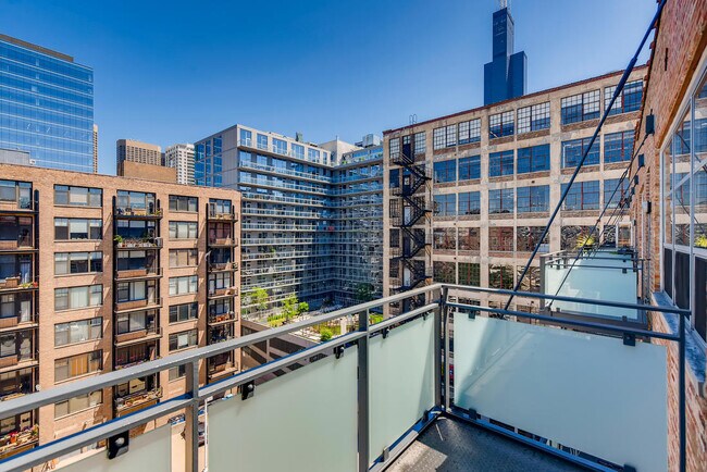 Building Photo - 333 S Desplaines St