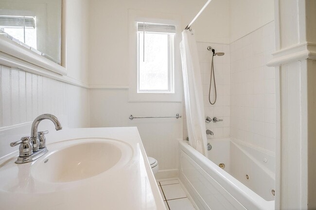 Building Photo - Well Maintained 3 Bed, 2 Bath in Establish...