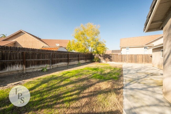 Building Photo - Kerman Westside Home, 3BR/2BA, Built 2004 - Lots of Amenities!