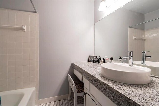 Building Photo - 1105 Clairemont Ave