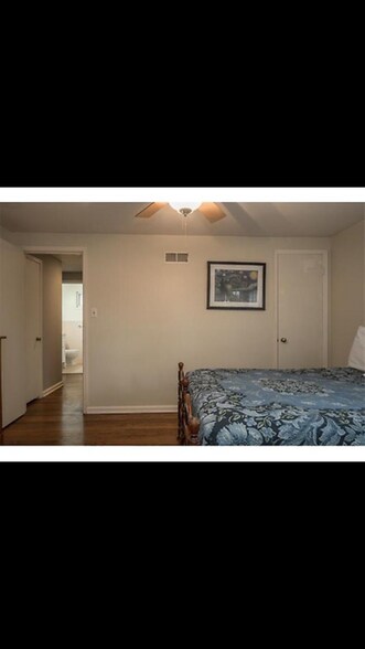 Building Photo - 2711 W 71st Terrace