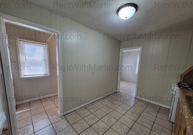 Building Photo - FOR RENT- 2 bedrooms on Ackermant! Pets Ok!