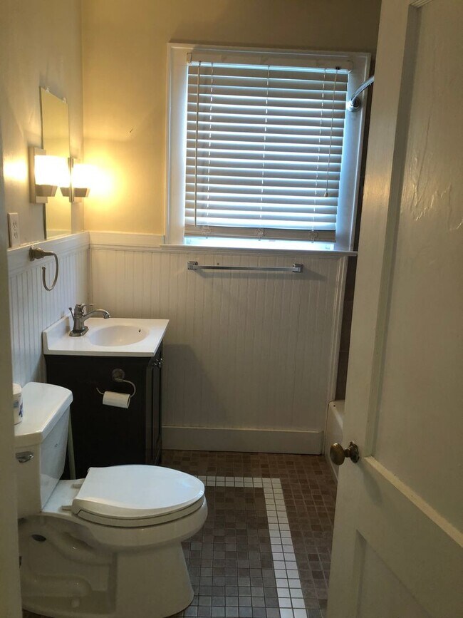 Building Photo - DOWNSTAIRS DUPLEX--2 BED/ 1 BATH IN THE HE...