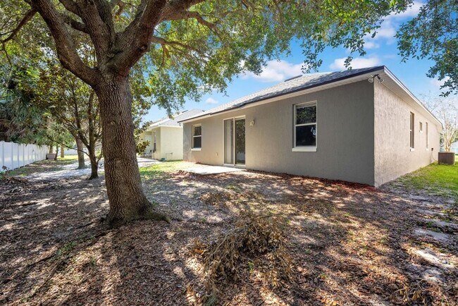 Building Photo - Cozy 4/2 Home Nestled in a Gated Community