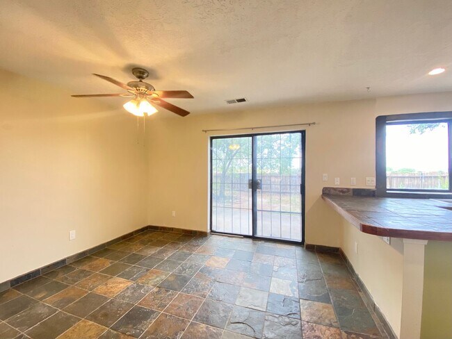 Building Photo - Spacious Home in Vista Primera