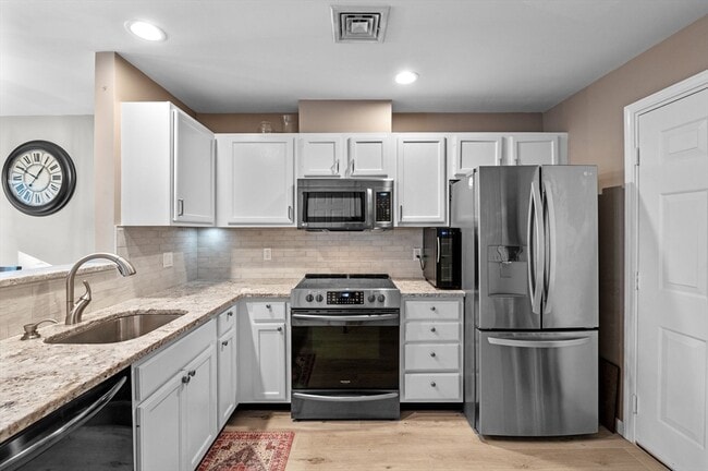 Building Photo - 709 Gazebo Cir