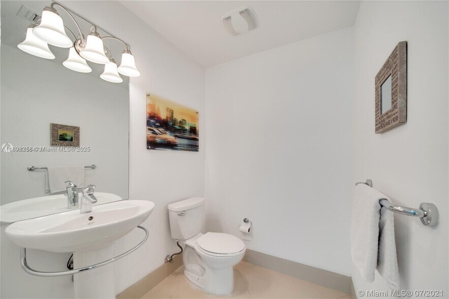 Building Photo - 300 S Biscayne Blvd