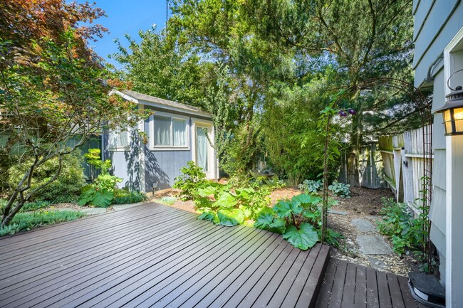 Building Photo - Charming 1bed/2bath Home with Lowel Level Bonus Room in West Seattle!
