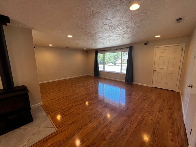 Building Photo - 4-Bedroom 3-Bathroom house with attached 1 bedroom apartment