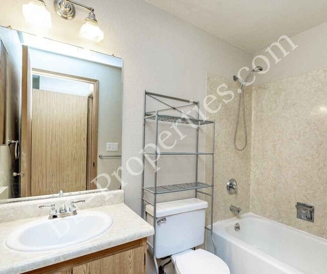 Building Photo - Cozy 1 Bedroom in the By The Green Community.