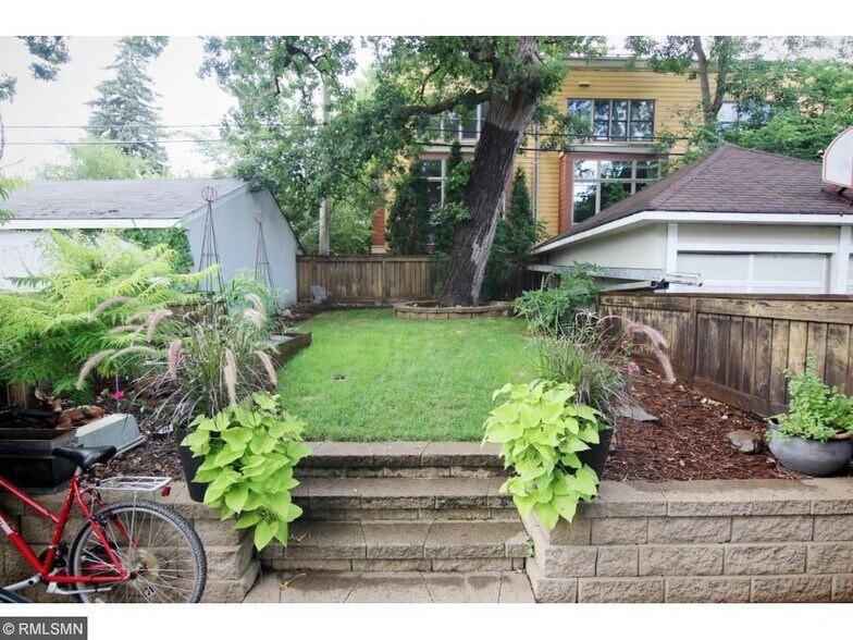 Building Photo - 3536 /3538 Girard Ave S