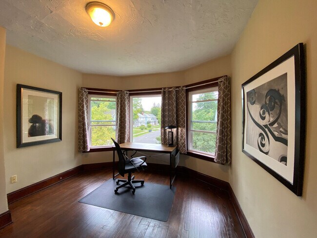 Building Photo - 1520 Maple Rd