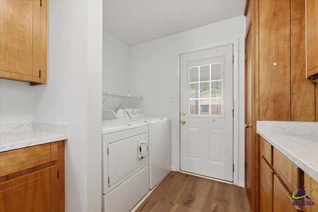 Building Photo - 202 Self St