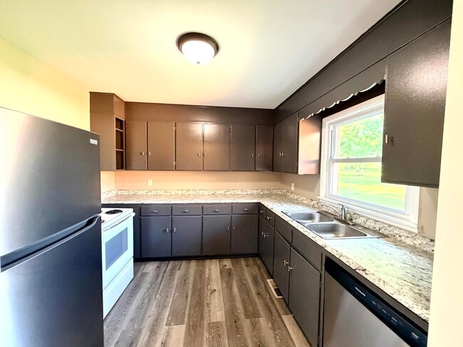 Building Photo - 1711 Clarence Dr