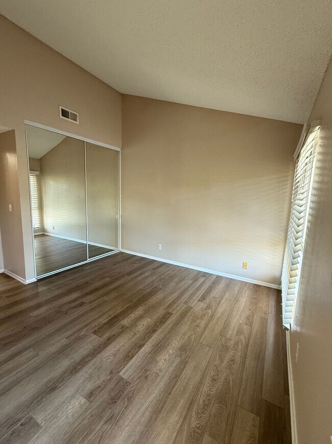 Building Photo - Highly Desirable 3 bed 2 1/2 bath condo in...