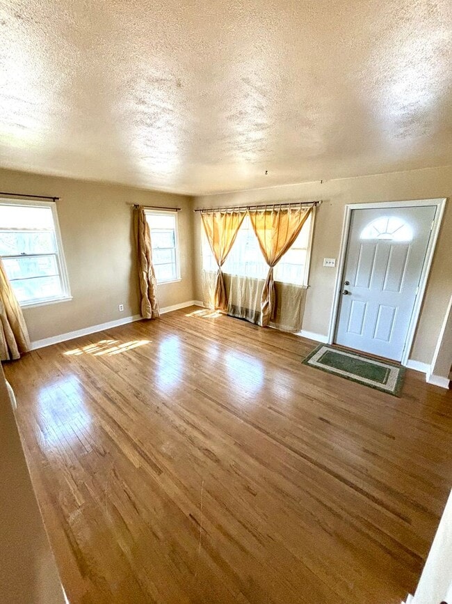 Building Photo - 3 Bedroom House in Morningside