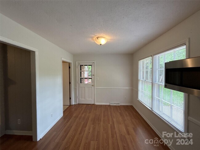 Building Photo - 4614 Cloverdale Ave