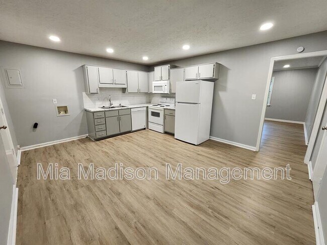 Building Photo - 111 E Mell St