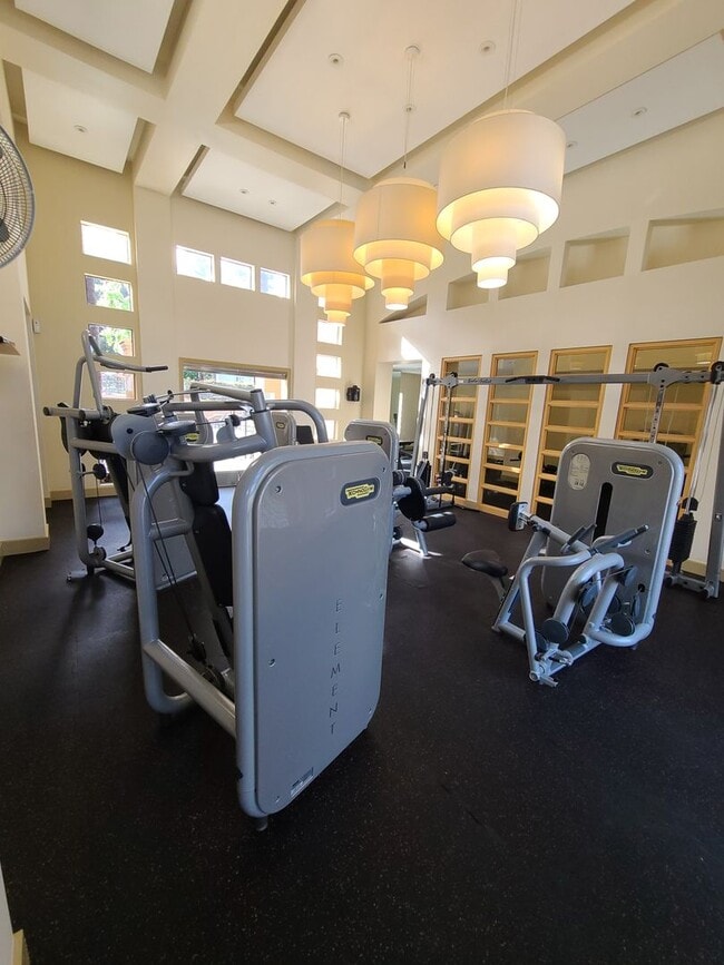 Building Photo - 1 bed 1 bath in UTC with great amenities Pool, hot tub, gym, underground parking.