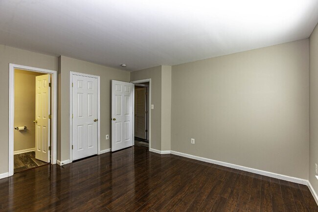 Building Photo - 4 BR Townhouse in Idlewild