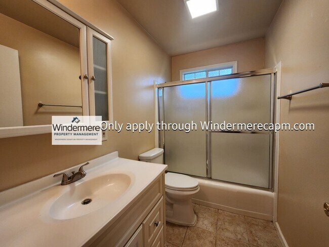 Building Photo - Orangevale Home Available Now!