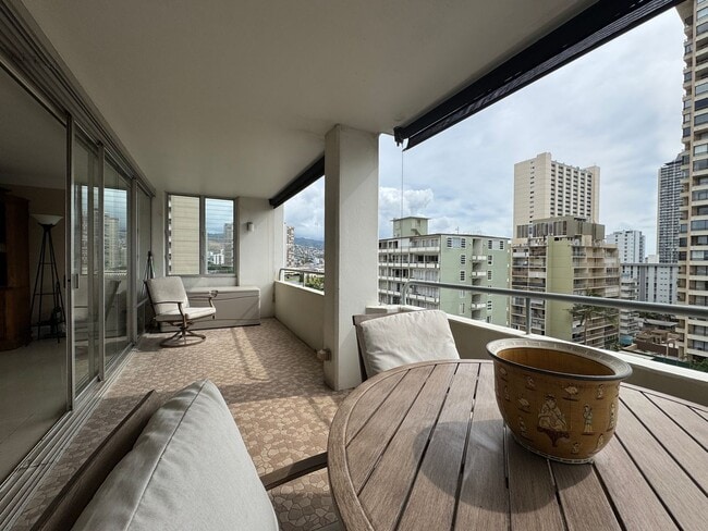 Building Photo - Spacious 2 Bed/2 Bath/2 Lanai Furnished Penthouse Unit at Kaiolu Sunrise