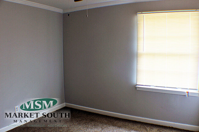 Building Photo - BRICK RANCH OFF SKIDAWAY- AVAILABLE NOW!
