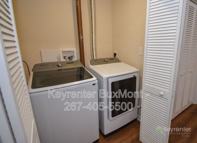 Building Photo - 4 W Oakland Ave