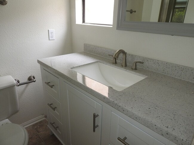 Building Photo - 2 BDR Townhome in Ocean Beach with 2 Car G...
