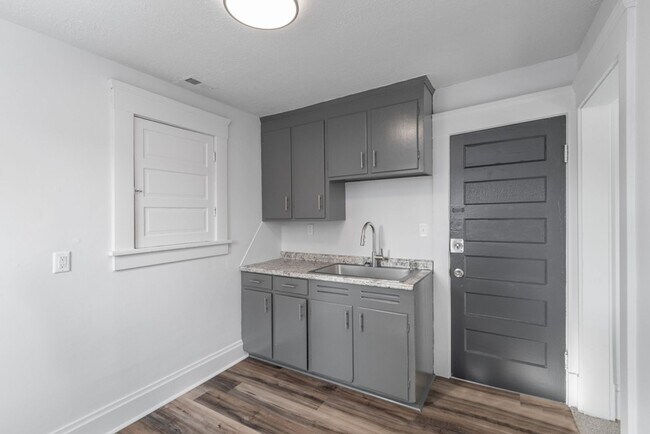 Building Photo - 205 W Cambridge St