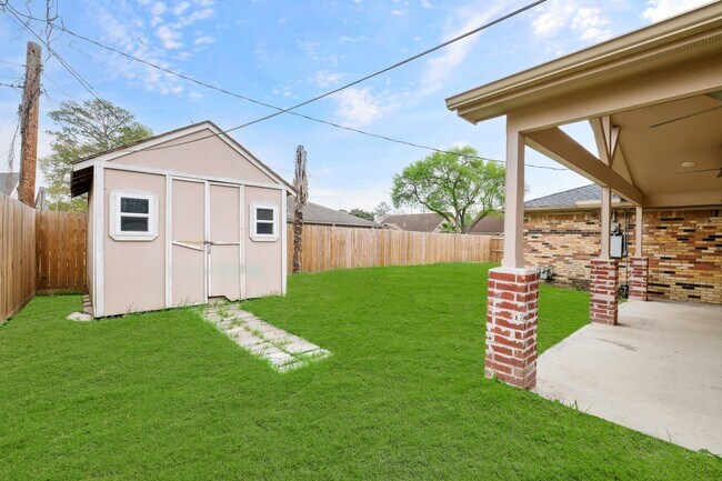 Building Photo - 1905 Zapp Ln