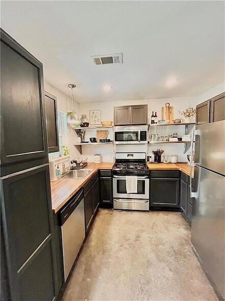 Building Photo - 721 Dockery Ln