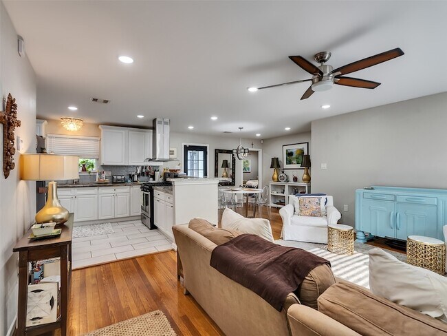 Building Photo - 10309 Chesterfield Dr