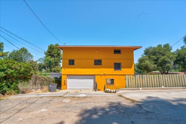 Building Photo - 633 E 4th Ave