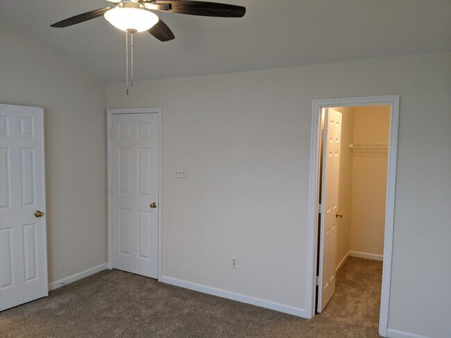 Building Photo - Completely Renovated Townhouse in convenie...
