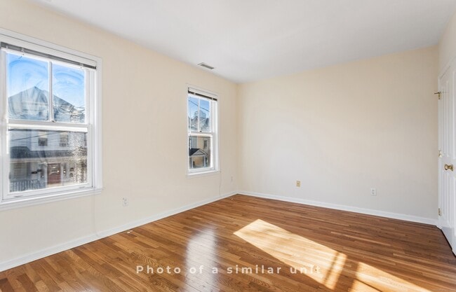 Building Photo - 13 Dolsen Pl