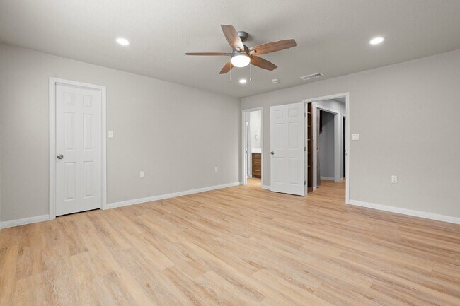 Building Photo - 3 Bed, 2 Bath Duplex (3rd bed is detached)