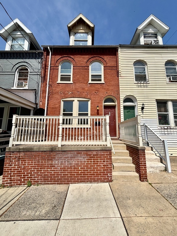 Building Photo - 465 E Strawberry St