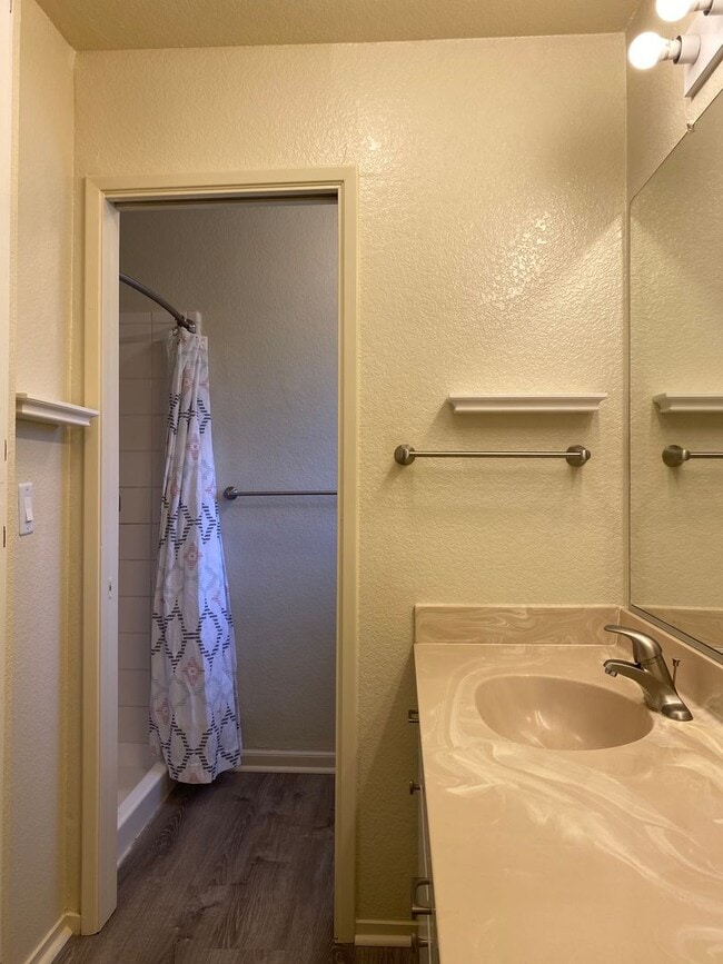 Building Photo - 3 Bedroom / 2 Bath Great Corner Lot in Travis District