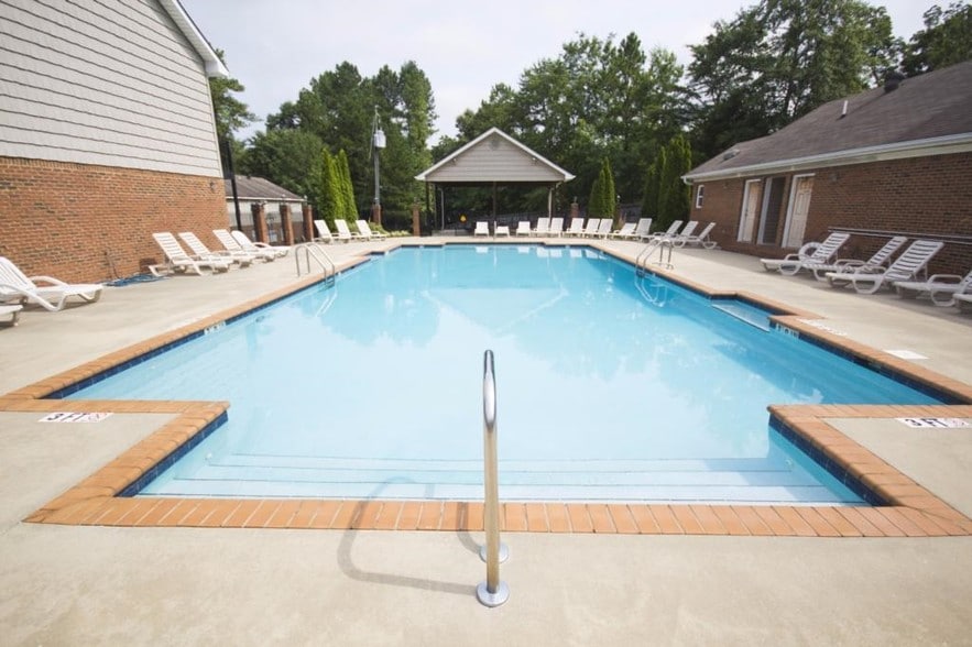 Swimming Pool - Salem Manor Apartments