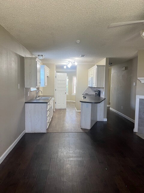 Building Photo - Great 3/2/2 home just south of S Loop 289!
