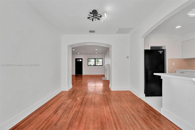 Building Photo - 9173 Byron Ave